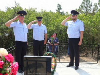 Полицейские Чечни нашли могилу сотрудника МВД ЧИАССР и увековечили его память