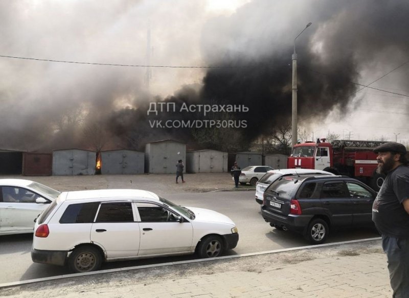 АСТРАХАНЬ. В Астрахани бушует серьезный пожар. Спасатели вскрывают гаражи, чтобы спасти машины