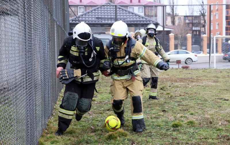 ЧЕЧНЯ. Чеченские пожарные сыграли в футбол в полной боевой экипировке