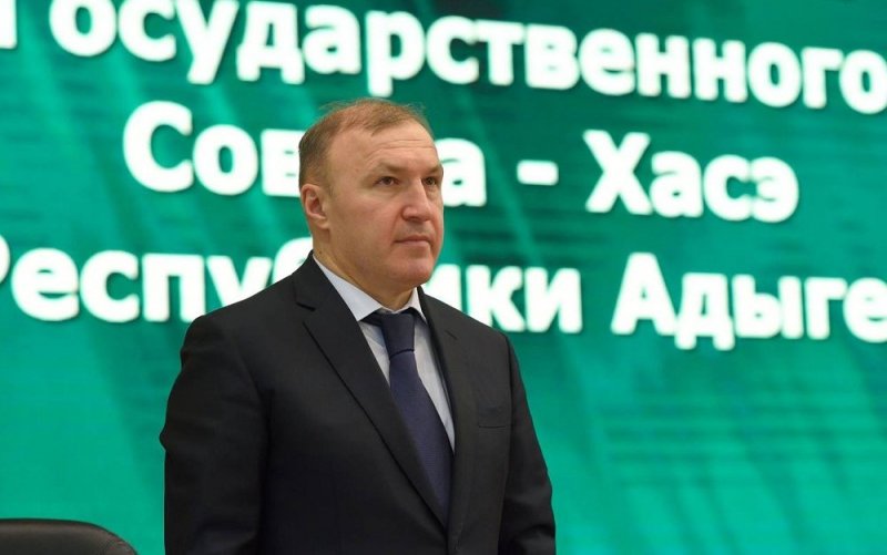 АДЫГЕЯ. Мурат Кумпилов: «Необходимо усилить депутатский контроль за исполнением на местах антикризисных решений»