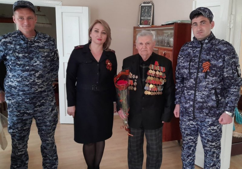КБР. Росгвардейцы Кабардино-Балкарии поздравили ветерана ВОВ с Днём Победы