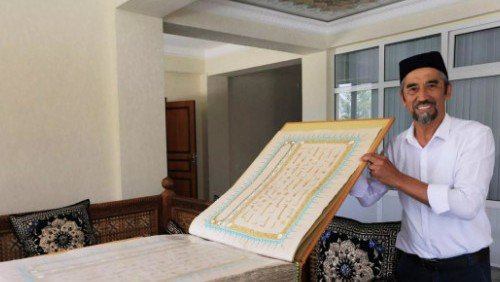 Мусульманин из Узбекистана создал копию Корана на особой бумаге