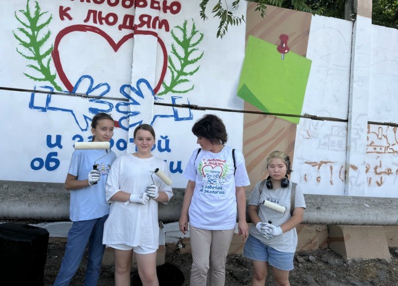 АСТРАХАНЬ. Ограждение у здания Роспотребнадзора разрисовали экологичными граффити