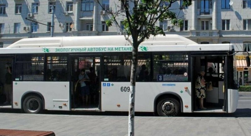 РОСТОВ. В Ростове на Западном иномарка врезалась в автобус