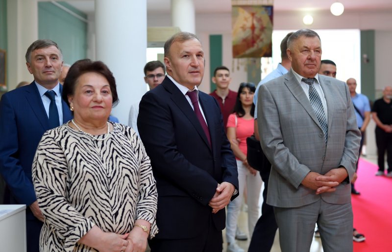 АДЫГЕЯ. Мурат Кумпилов посетил выставку, посвященную 100-летию государственности Адыгеи, КБР и КЧР