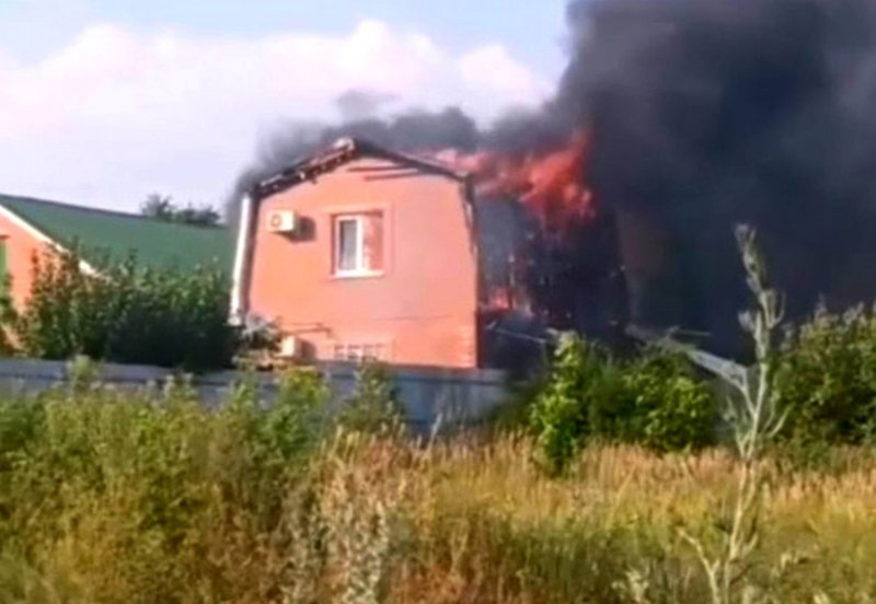 РОСТОВ. На жилой дом в Таганроге упал беспилотник и взорвался