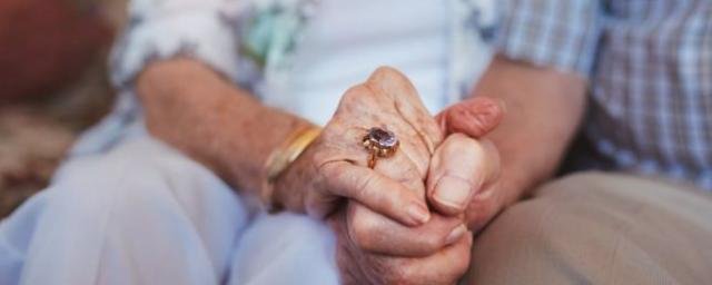 Ученые Техасского университета нашли способ лечения болезни Альцгеймера путем переливания крови
