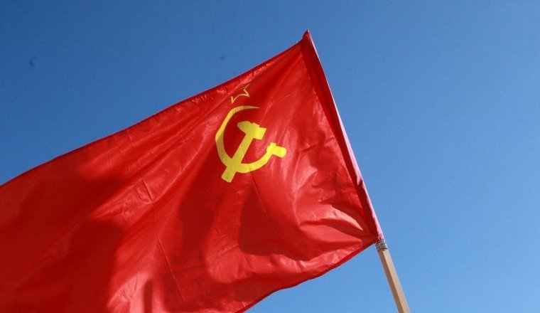 УКРАИНА. Р. Кадыров: В центральном парке Лисичанска установили Красное знамя Победы