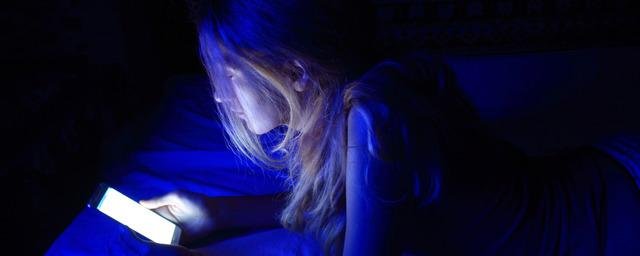 Исследователи из Америки выяснили, что синий свет, испускаемый гаджетами, активизирует процессы старения