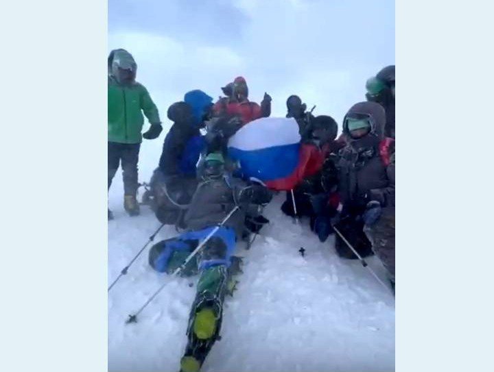 КБР. Участники массового восхождения на Эльбрус в честь 100-летия Кабардино-Балкарии "Эльбрусиада-2022" достигли вершины