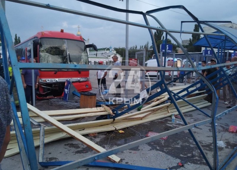 КРЫМ. Пассажиров автобуса, попавшего в ДТП в Крыму, доставят в Краснодар