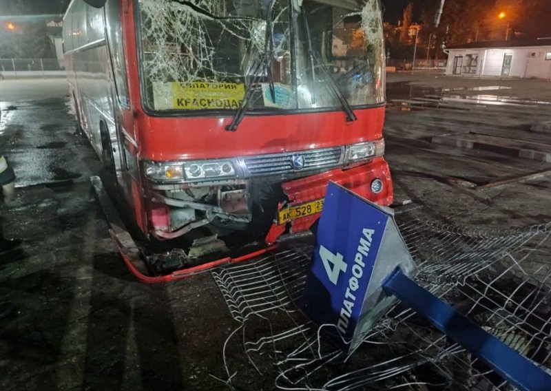 КРЫМ. В Феодосии рейсовый автобус протаранил остановку
