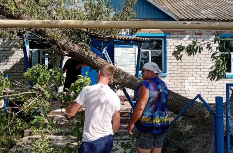ВОЛГОГРАД. В селе Солдатско-Степное устранили последствия урагана