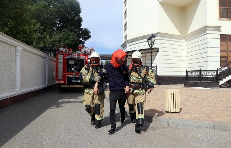 ЧЕЧНЯ. Грозненские пожарные провели учение в доме торжеств «Сафия»