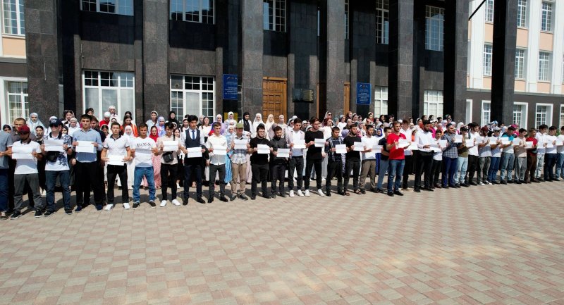 ЧЕЧНЯ. Студенты ЧГУ в преддверии Дня солидарности в борьбе с терроризмом приняли участие во Всероссийском флэшмобе #студенческаяцепьдобра. 