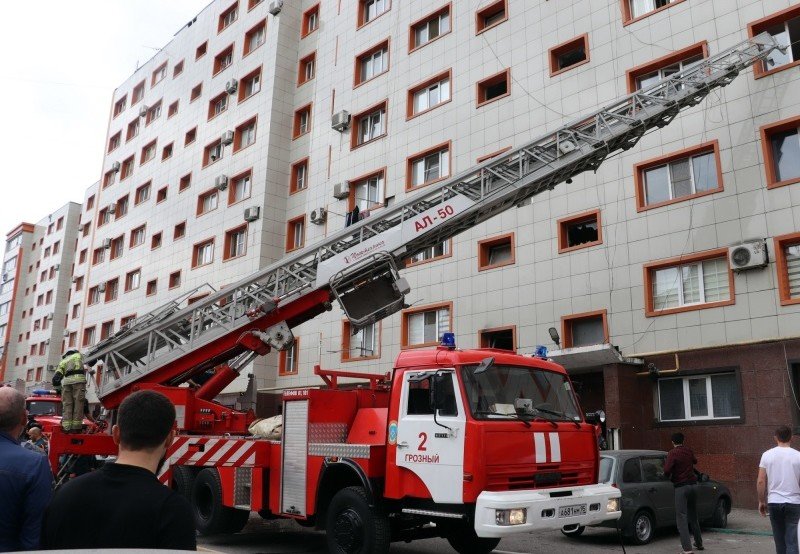 ЧЕЧНЯ. В Грозном пожарные спасли 19 человек из задымленного подъезда многоквартирного дома