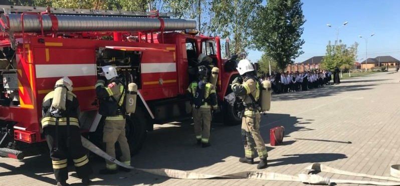 ЧЕЧНЯ.  В школе поселка Элиханова пожарные провели тренировку
