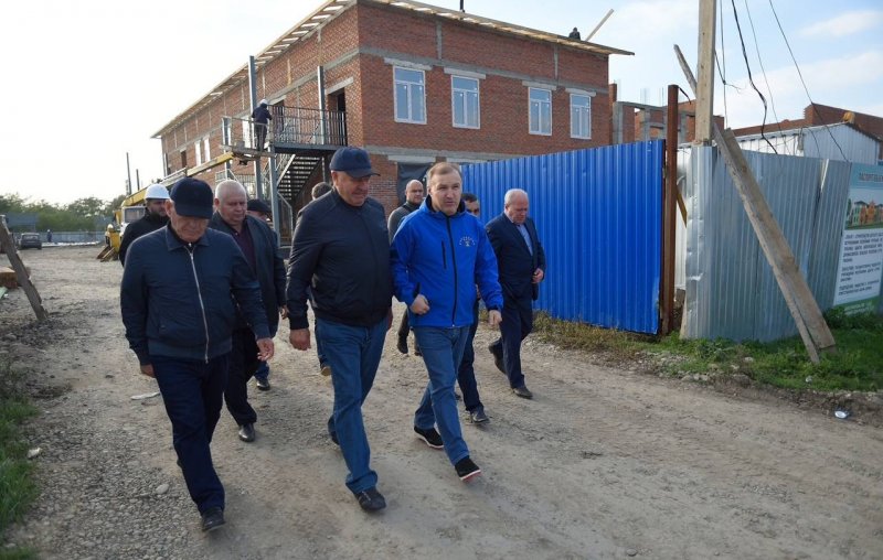 АДЫГЕЯ. Глава Адыгеи М. Кумпилов проверил комфортную среду в сельской местности