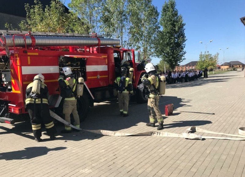 ЧЕЧНЯ. Пожарные провели тренировку в школе поселка Элиханова