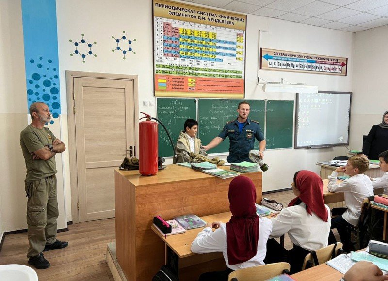 ЧЕЧНЯ. Сотрудники МЧС проводят уроки безопасности со школьниками и студентами