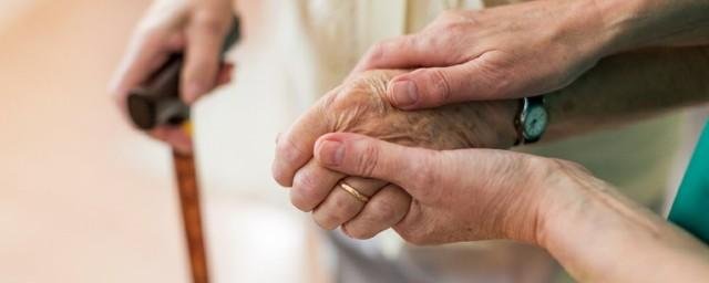 Медленная ходьба и потеря равновесия могут быть ранними признаками деменции