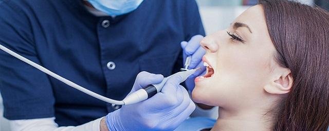 Стоматолог Багавиева назвала курение и зубной налет разрушающими пломбы факторами