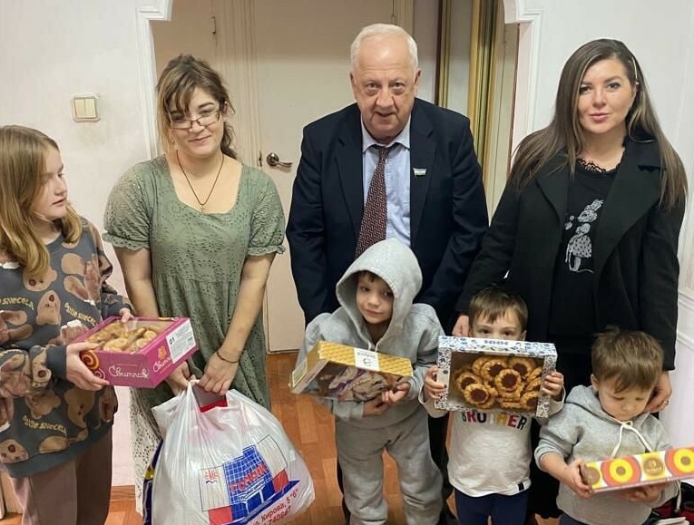 КБР.  Руководитель фракции ЛДПР  Парламента КБР посетил многодетную семью беженцев из Мелитополя