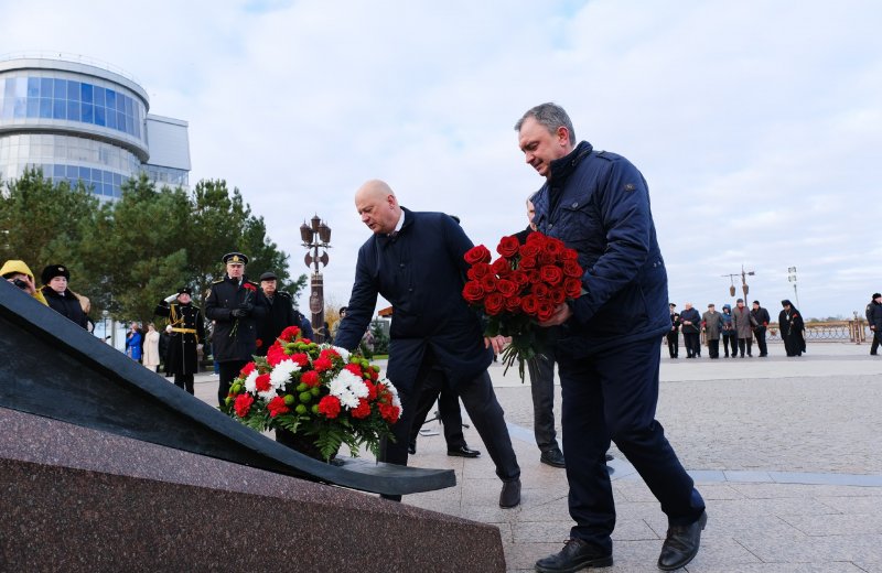 АСТРАХАНЬ. В честь 300-летия Каспийской флотилии в Астрахани возложили цветы