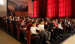 ЧЕЧНЯ. В РДК Урус - Мартана прошел благотворительный показ спектакля «Кувшин-башня»