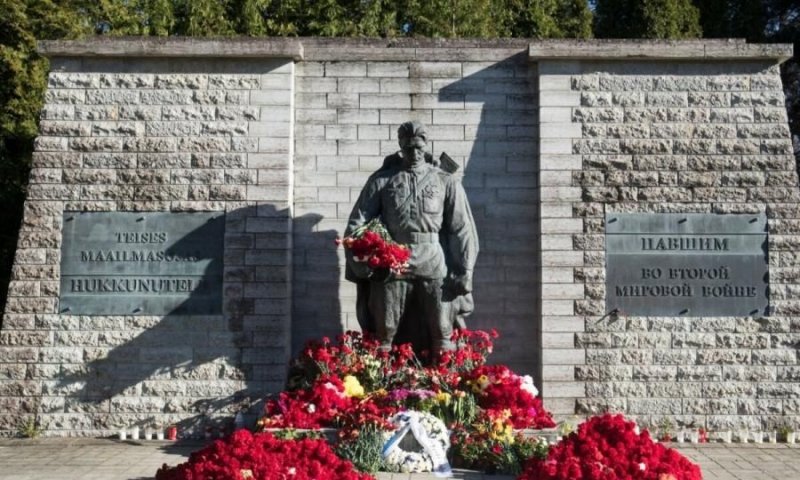В Эстонии собираются снести или заменить более 200 советских памятников