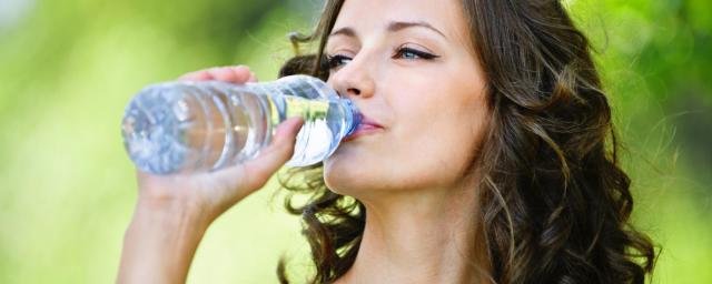 Врач Лубенников: Употребление большого количества воды может вызвать отек мозга