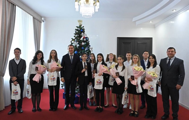 АДЫГЕЯ. В Адыгее школьникам торжественно вручили паспорта граждан России