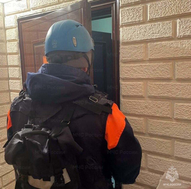 ЧЕЧНЯ. Спасатели МЧС обеспечили доступ врачей в квартиру к пожилому человеку