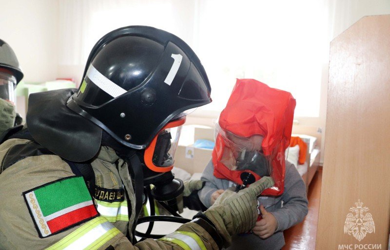 ЧЕЧНЯ. В детском саду «Надежда» грозненские пожарные провели тренировку