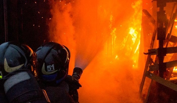 КБР. Огонь на площади 800 кв метров охватил здание в Нальчике