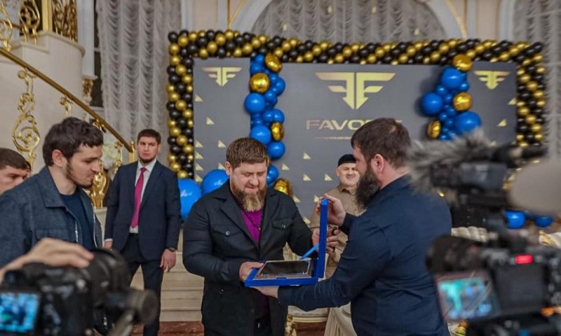 ЧЕЧНЯ. В Грозном Р. Кадырову вручили сертификат на приобретение квартиры