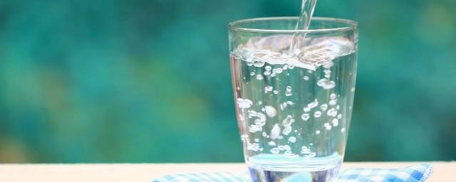 Daily Mail: восемь стаканов воды в день помогут бороться со старением организма