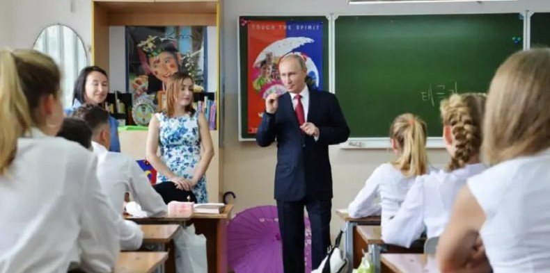 Путин охарактеризовал свою первую школьную учительницу