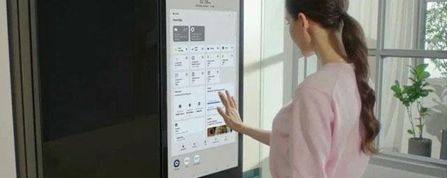 Samsung представила гибрид холодильника и планшета со встроенным 32-дюймовым экраном