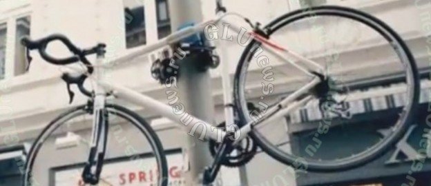 Шлагбаум загнал спешившего велосипедиста на столб