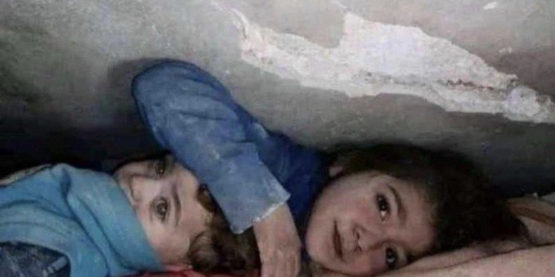 Фотография 7-летней сирийской девочки, защищающей своего младшего брата под обломками после землетрясения, облетела весь мир