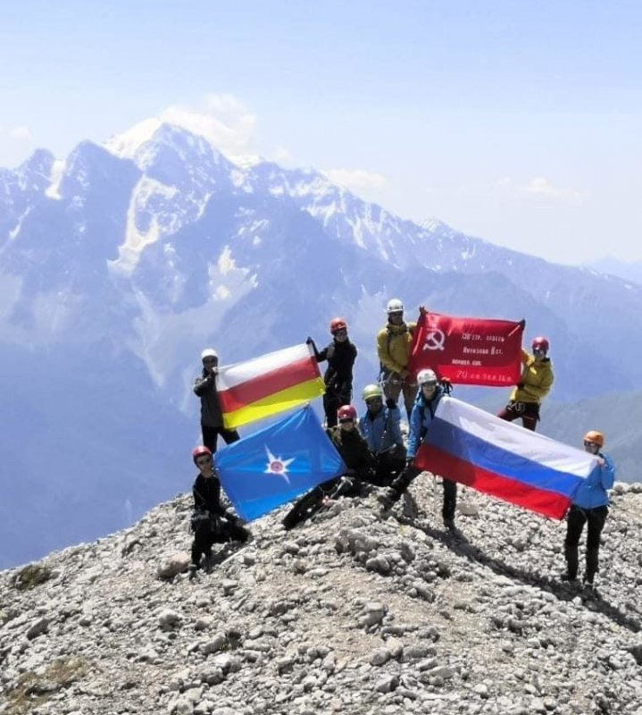 Группы северной осетии. Горы РСО Алания. Знамя Северной Осетии. Южная Осетия Осетия. Флаг Осетии.
