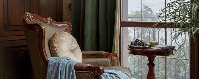 Сделайте обстановку вашей гостиной более уютной с помощью кресла «с ушами»