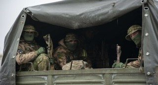 УКРАИНА.  Чеченские бойцы эвакуируют мирных людей из зон боевых действий на Украине
