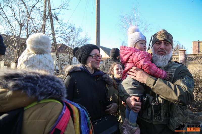 УКРАИНА. Чеченские бойцы вызволили группу мирных жителей из опасной зоны на Украине