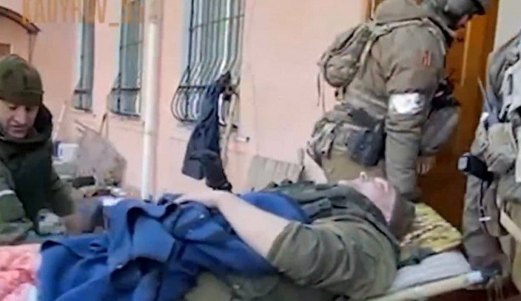 УКРАИНА.  Чеченские росгвардейцы на Украине эвакуировали раненного военнослужащего