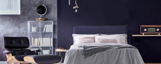 В оформлении спальни попробуйте использовать темно-синие оттенки