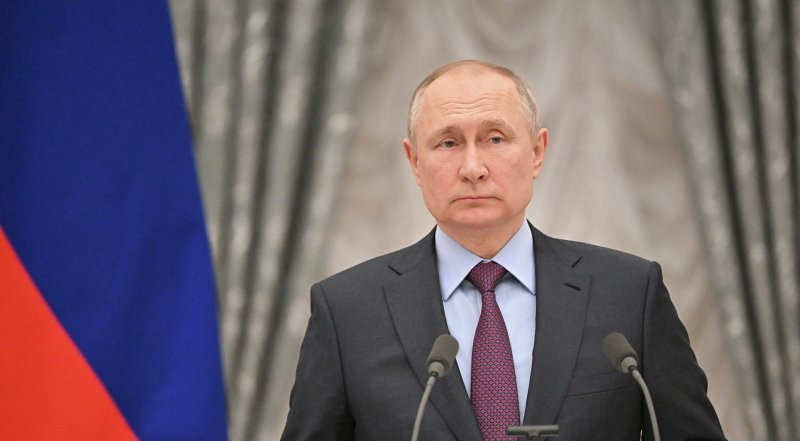 Вл. Путин поручил повысить зарплаты бюджетников, соцвыплаты и пенсии