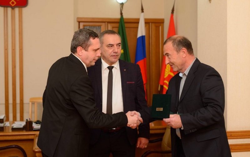 АДЫГЕЯ. Геннадий Митрофанов поздравил Бислана Багова с наградой за вклад в развитие АПК