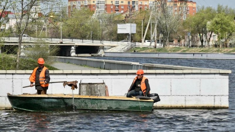 АСТРАХАНЬ. Астраханцы выбрасывают в городские каналы диваны и холодильники